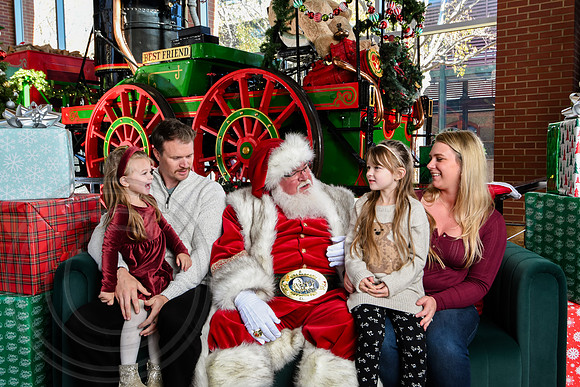 RKPhoto-2025-TheCharlestonSanta-Nov28-0003