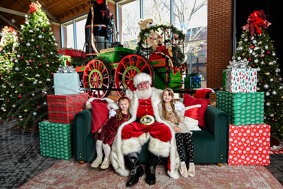 RKPhoto-2025-TheCharlestonSanta-Nov28-0001