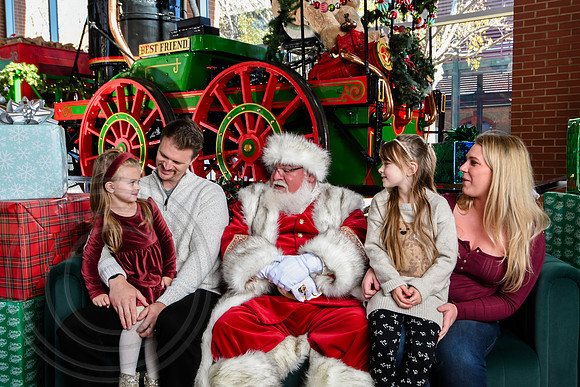 RKPhoto-2025-TheCharlestonSanta-Nov28-0006