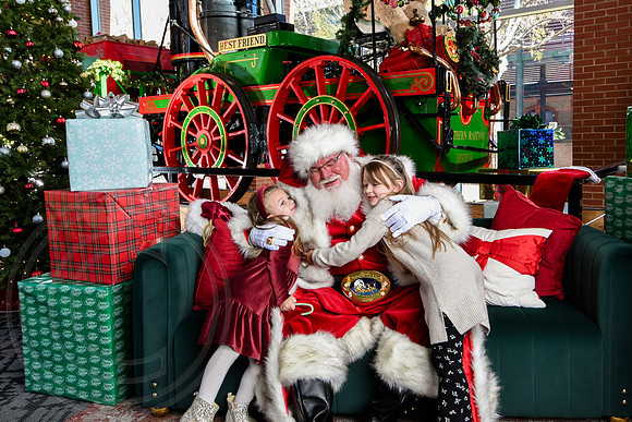 RKPhoto-2025-TheCharlestonSanta-Nov28-0007