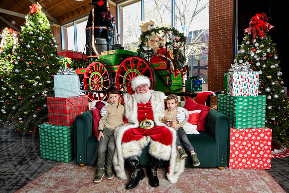 RKPhoto-2025-TheCharlestonSanta-Nov28-0008