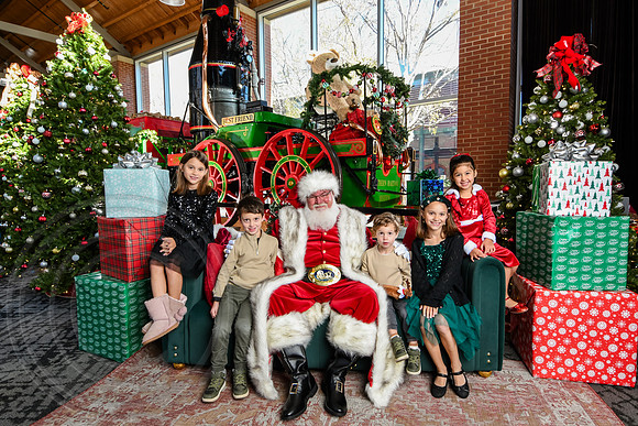 RKPhoto-2025-TheCharlestonSanta-Nov28-0009