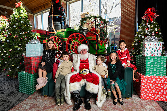 RKPhoto-2025-TheCharlestonSanta-Nov28-0010