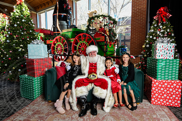 RKPhoto-2025-TheCharlestonSanta-Nov28-0011