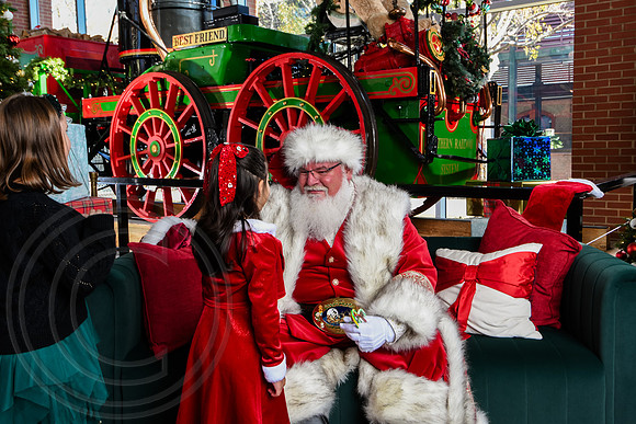 RKPhoto-2025-TheCharlestonSanta-Nov28-0013