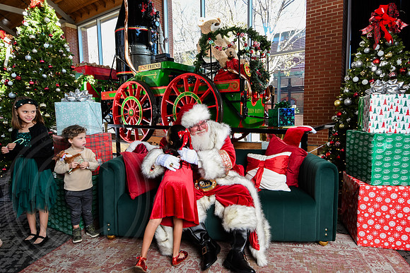 RKPhoto-2025-TheCharlestonSanta-Nov28-0016