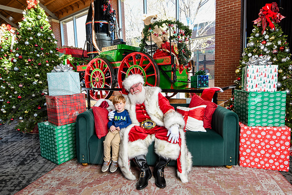 RKPhoto-2025-TheCharlestonSanta-Nov28-0019