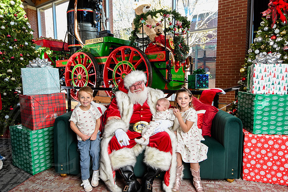 RKPhoto-2025-TheCharlestonSanta-Nov28-0022