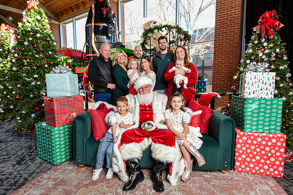 RKPhoto-2025-TheCharlestonSanta-Nov28-0023