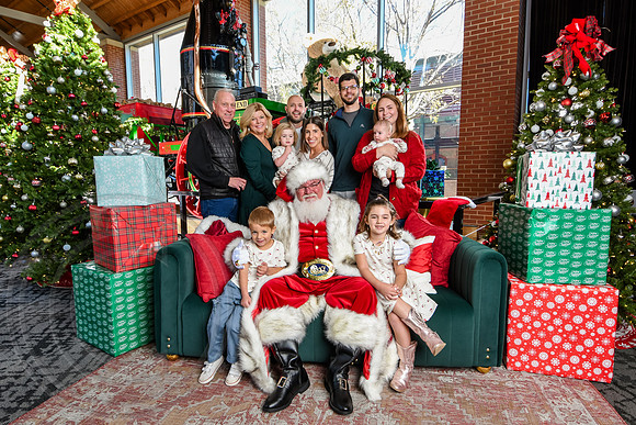 RKPhoto-2025-TheCharlestonSanta-Nov28-0024