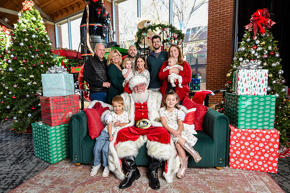 RKPhoto-2025-TheCharlestonSanta-Nov28-0025