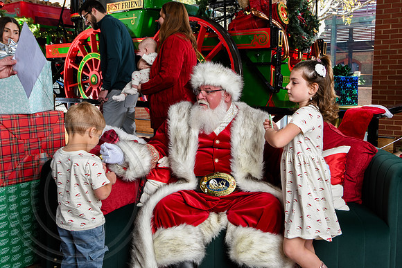 RKPhoto-2025-TheCharlestonSanta-Nov28-0026
