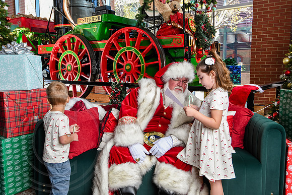 RKPhoto-2025-TheCharlestonSanta-Nov28-0027