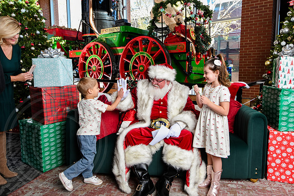 RKPhoto-2025-TheCharlestonSanta-Nov28-0029
