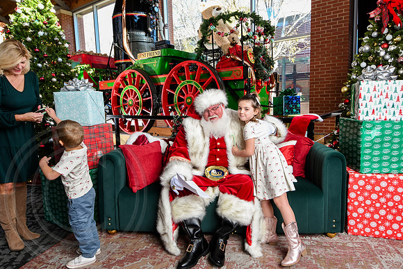RKPhoto-2025-TheCharlestonSanta-Nov28-0030