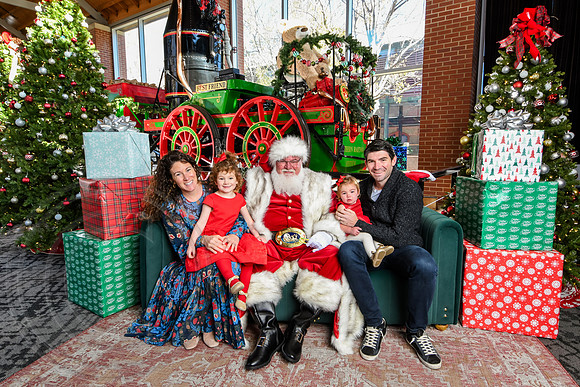 RKPhoto-2025-TheCharlestonSanta-Nov28-0032