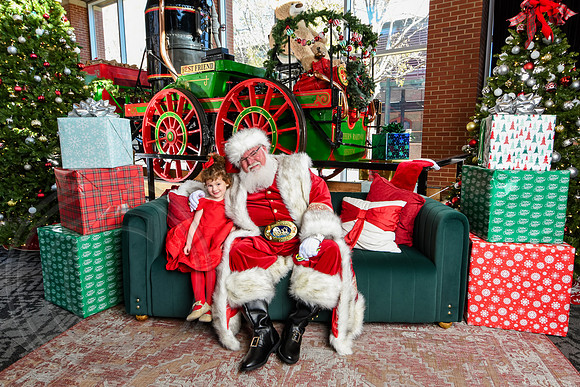 RKPhoto-2025-TheCharlestonSanta-Nov28-0033