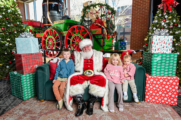 RKPhoto-2025-TheCharlestonSanta-Nov28-0035