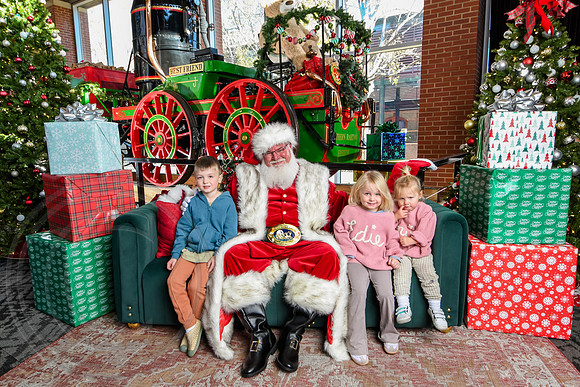 RKPhoto-2025-TheCharlestonSanta-Nov28-0036