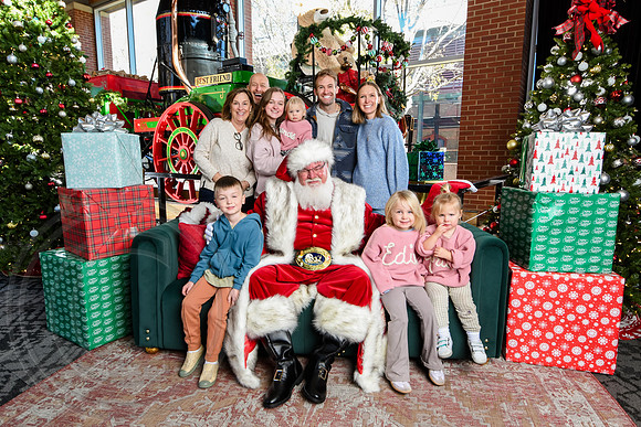 RKPhoto-2025-TheCharlestonSanta-Nov28-0037