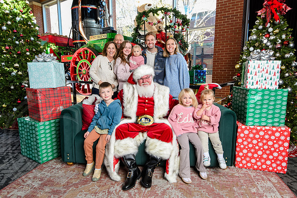 RKPhoto-2025-TheCharlestonSanta-Nov28-0038