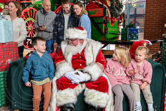 RKPhoto-2025-TheCharlestonSanta-Nov28-0039