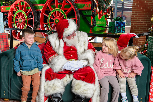 RKPhoto-2025-TheCharlestonSanta-Nov28-0040