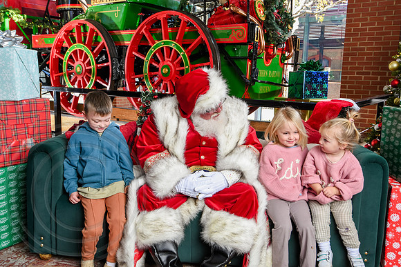 RKPhoto-2025-TheCharlestonSanta-Nov28-0041