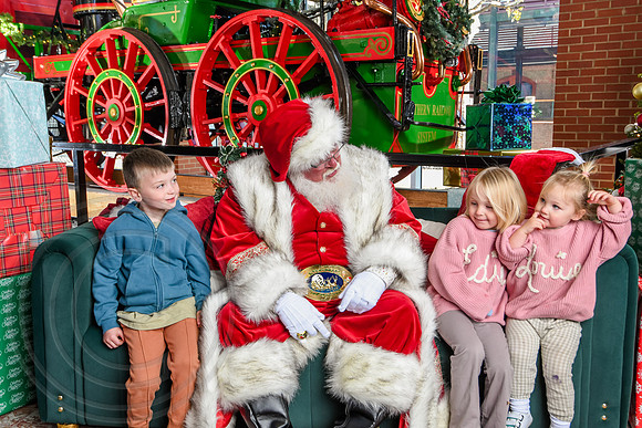 RKPhoto-2025-TheCharlestonSanta-Nov28-0042