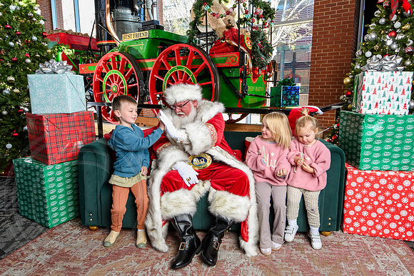 RKPhoto-2025-TheCharlestonSanta-Nov28-0043