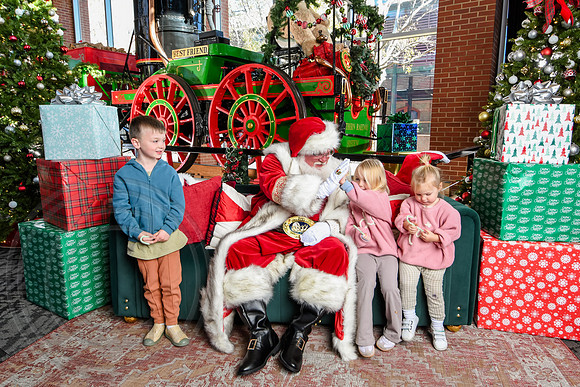 RKPhoto-2025-TheCharlestonSanta-Nov28-0044