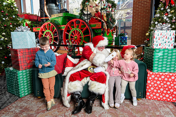 RKPhoto-2025-TheCharlestonSanta-Nov28-0045