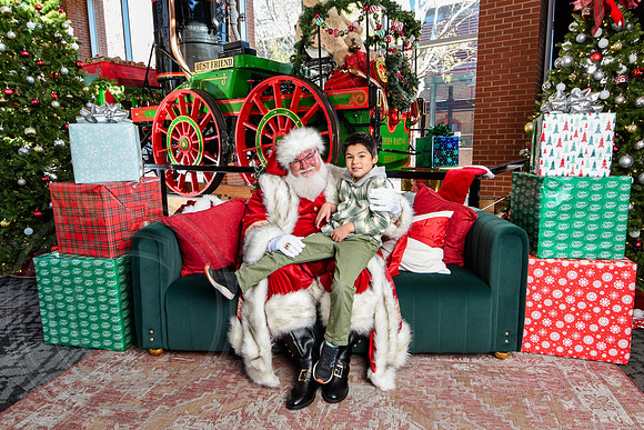 RKPhoto-2025-TheCharlestonSanta-Nov28-0046