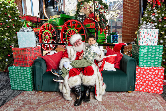 RKPhoto-2025-TheCharlestonSanta-Nov28-0047