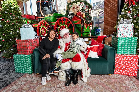 RKPhoto-2025-TheCharlestonSanta-Nov28-0048