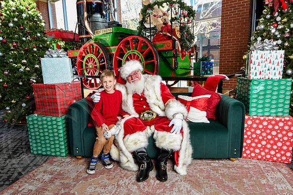 RKPhoto-2025-TheCharlestonSanta-Nov28-0050