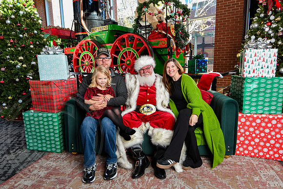 RKPhoto-2025-TheCharlestonSanta-Nov28-0053