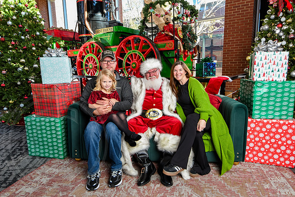 RKPhoto-2025-TheCharlestonSanta-Nov28-0054