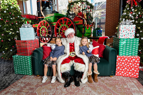 RKPhoto-2025-TheCharlestonSanta-Nov28-0057