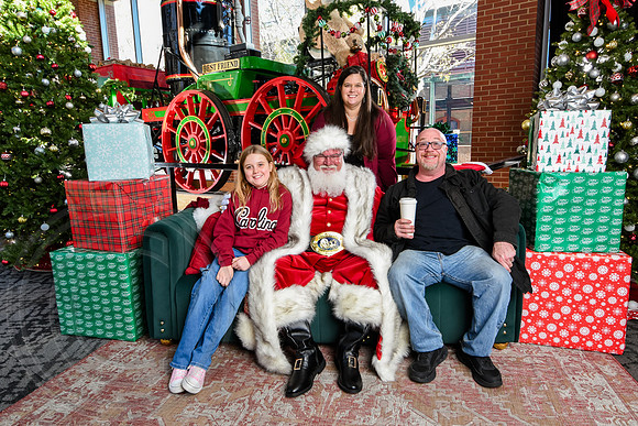 RKPhoto-2025-TheCharlestonSanta-Nov28-0063