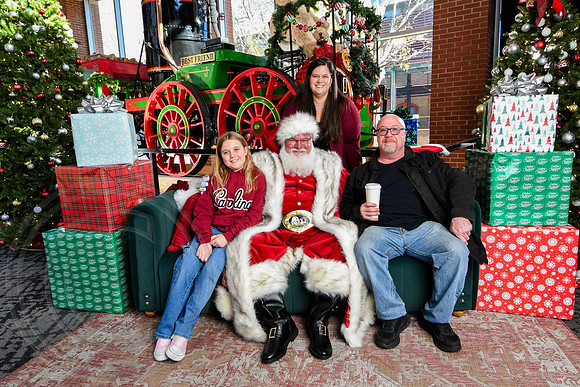 RKPhoto-2025-TheCharlestonSanta-Nov28-0064