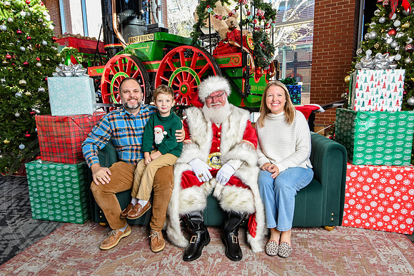 RKPhoto-2025-TheCharlestonSanta-Nov28-0068