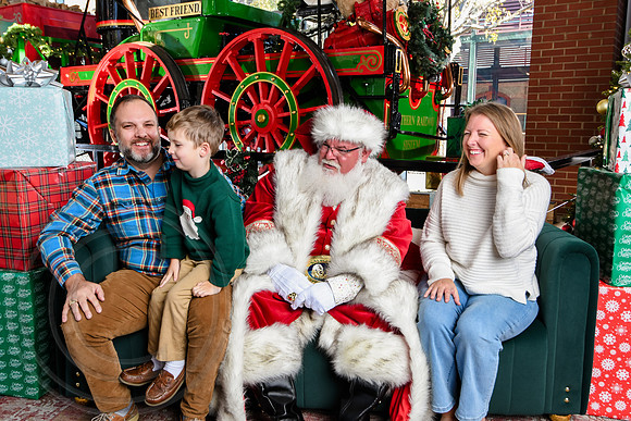 RKPhoto-2025-TheCharlestonSanta-Nov28-0071