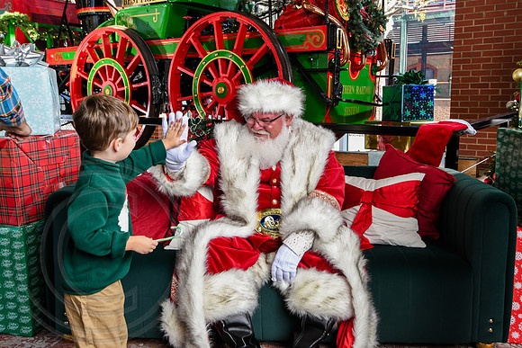 RKPhoto-2025-TheCharlestonSanta-Nov28-0072