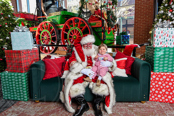 RKPhoto-2025-TheCharlestonSanta-Nov28-0074