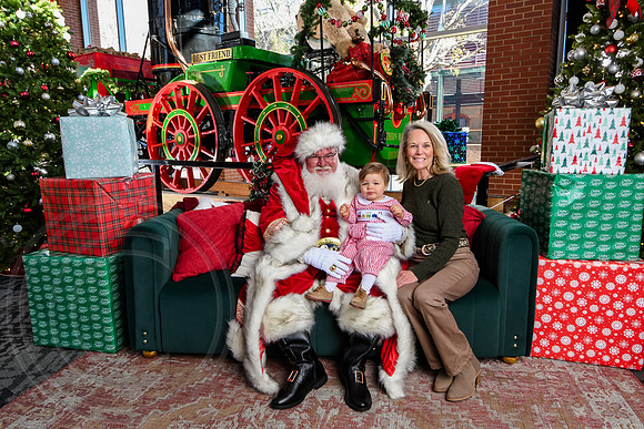 RKPhoto-2025-TheCharlestonSanta-Nov28-0077