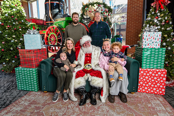 RKPhoto-2025-TheCharlestonSanta-Nov28-0081