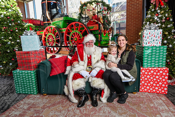 RKPhoto-2025-TheCharlestonSanta-Nov28-0084