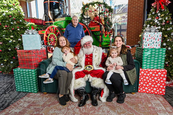 RKPhoto-2025-TheCharlestonSanta-Nov28-0085