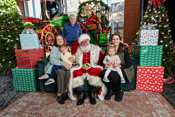 RKPhoto-2025-TheCharlestonSanta-Nov28-0086